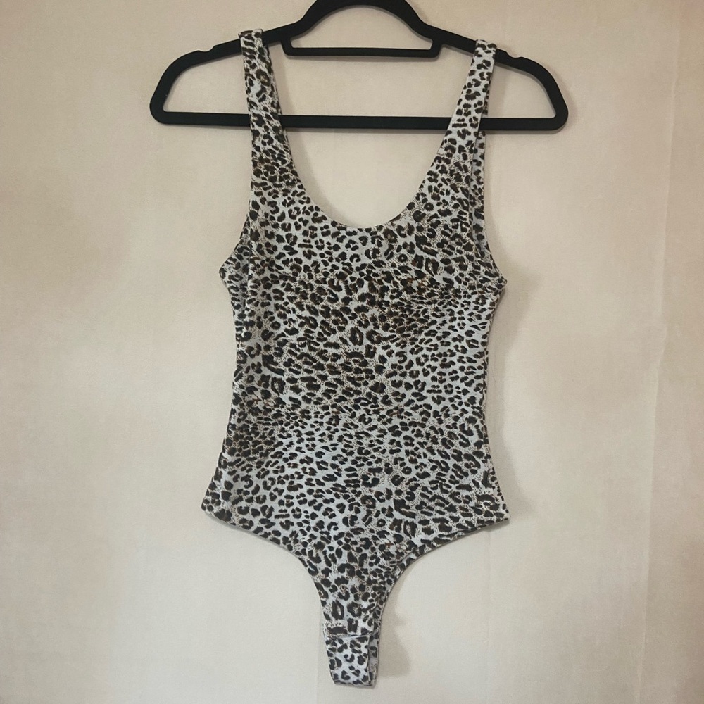 Kittenish Leopard Print Scoop Neck Bodysuit in Black, White & Brown